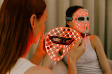 Afbeelding in Gallery-weergave laden, LUME+ LED Therapy Mask