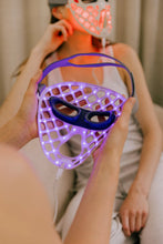 Afbeelding in Gallery-weergave laden, LUME+ LED Therapy Mask
